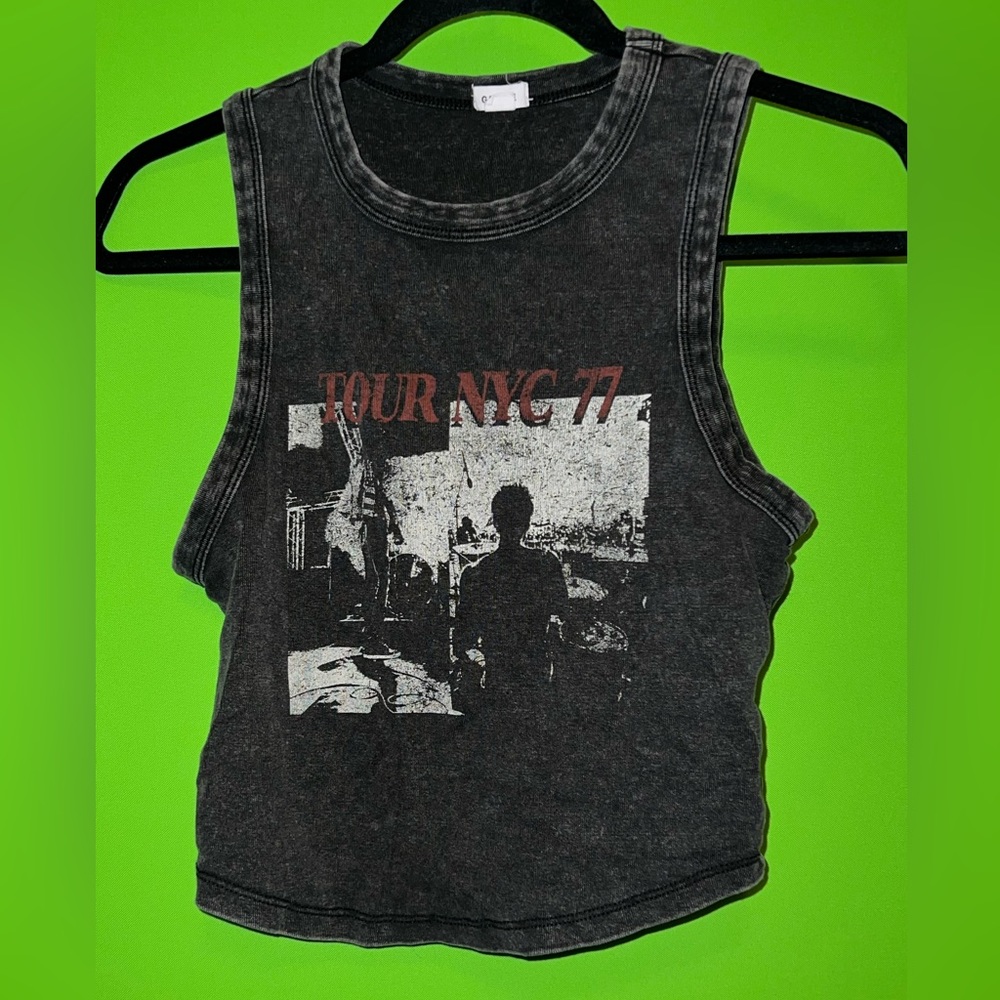 TOUR NYC 77 crop muscle tee